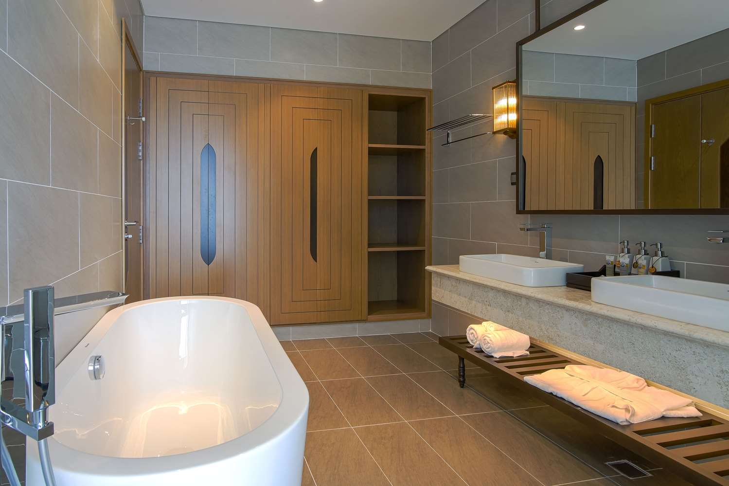 Wyndham Grand KN Paradise Cam Ranh 40/44