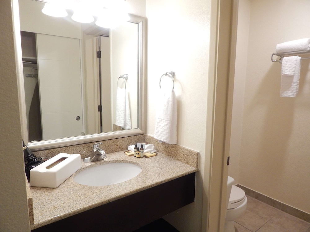 Best Western Plus Edmonds Harbor Inn 15/40