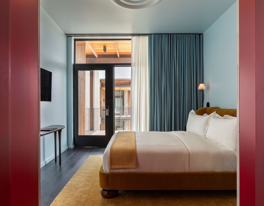 PETITE, QUEEN BED