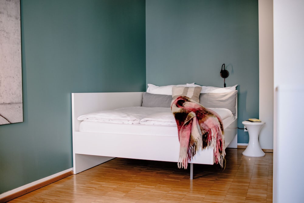 COMFORT, STUDIO, QUEEN BED, KITCHENETTE, COURTYARD AREA