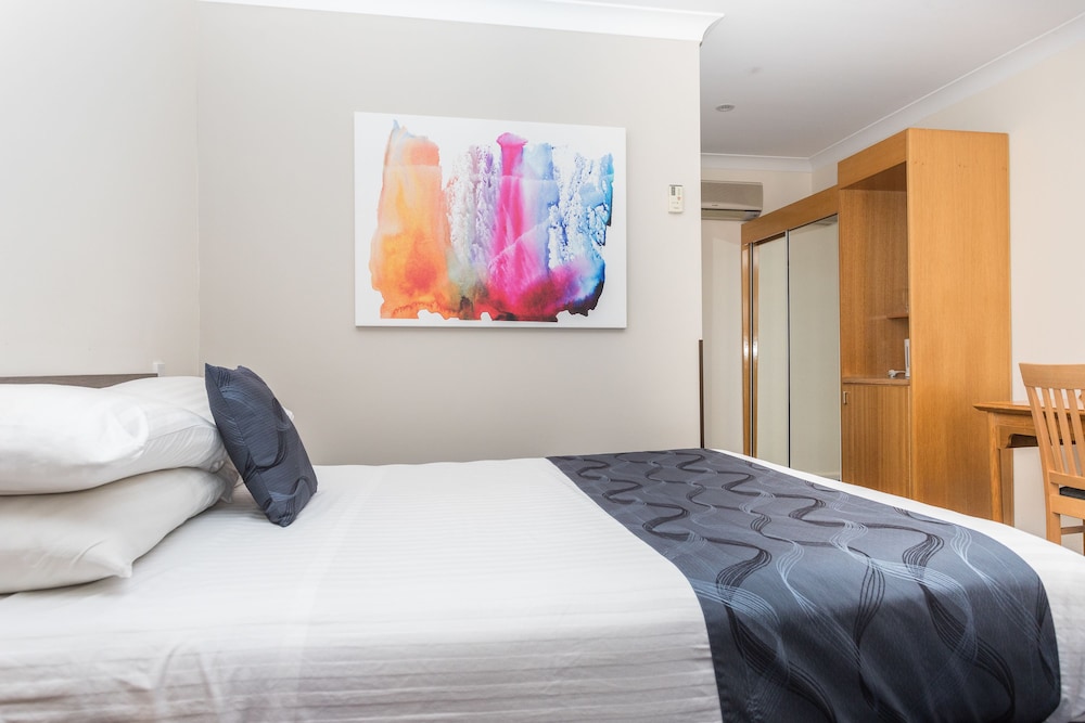 West End Motor Lodge 22/57