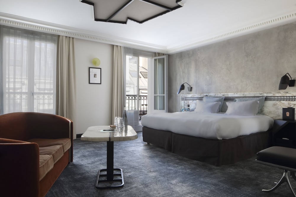 DELUXE, NO BALCONY