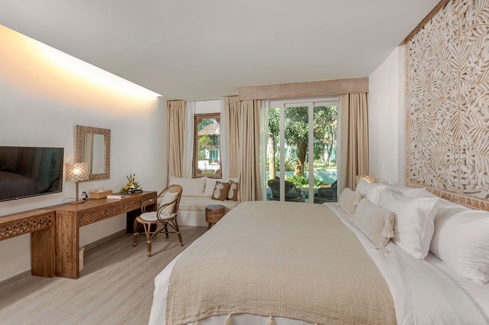 Grand, King Bed, Pool Access