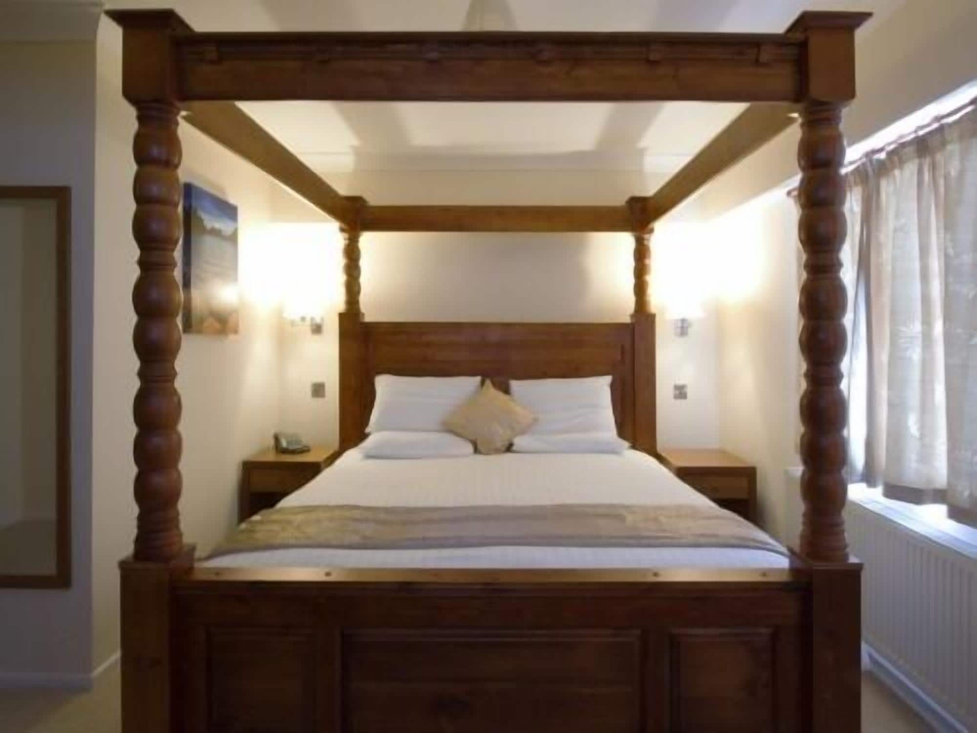 FOUR POSTER, DELUXE, DOUBLE BED