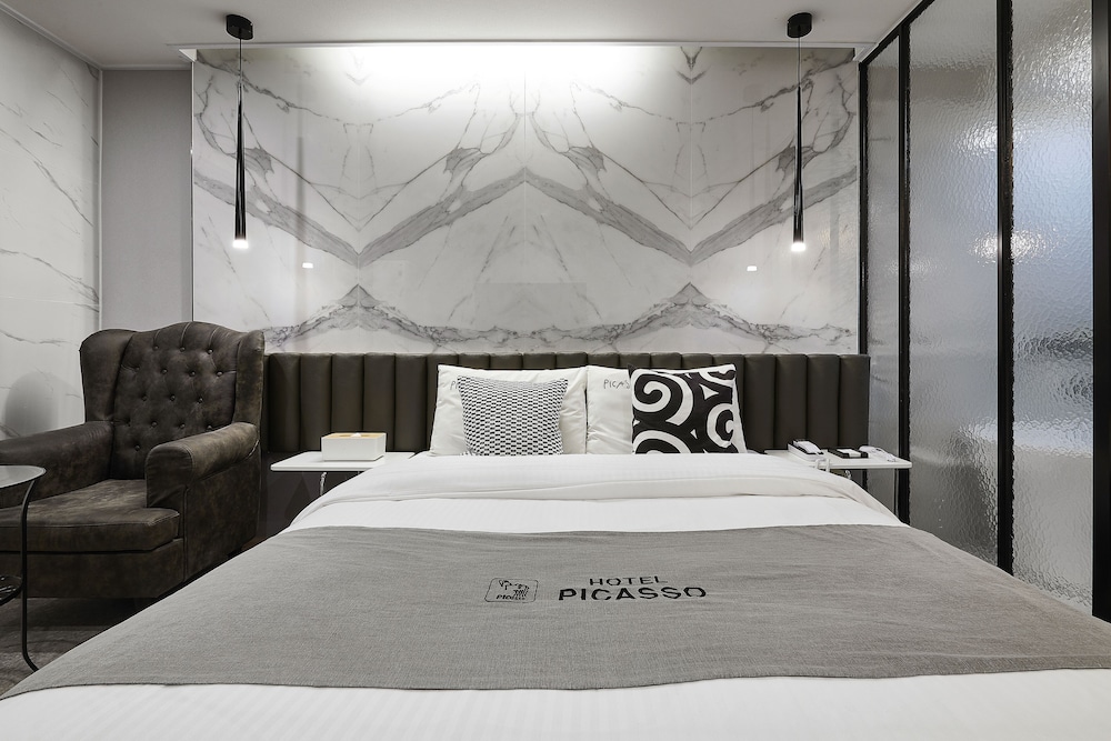 Picasso Hotel 25/66