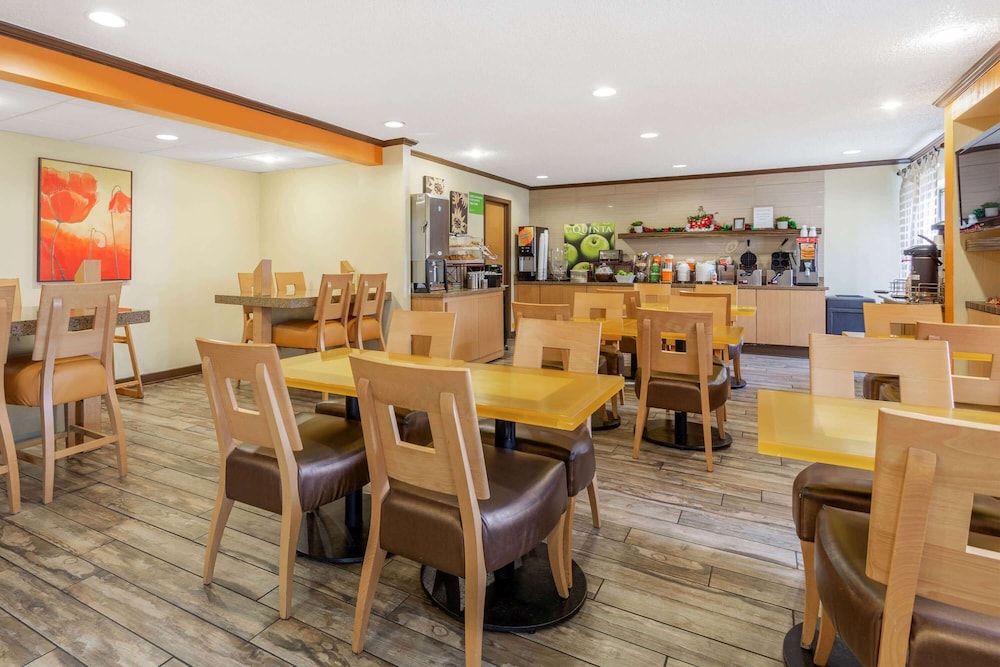 La Quinta Inn & Suites by Wyndham Chicago Tinley Park 35/47