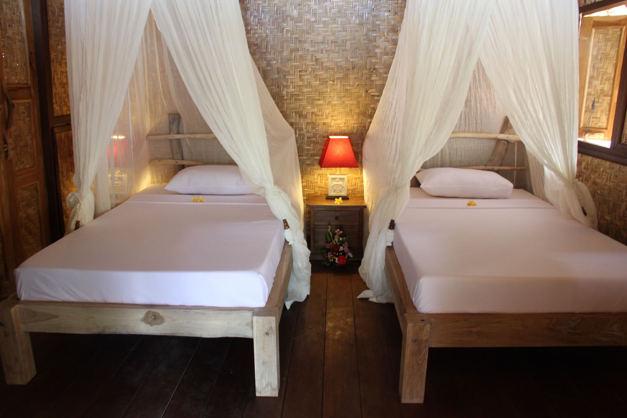 DELUXE, BUNGALOW, TWIN BEDS