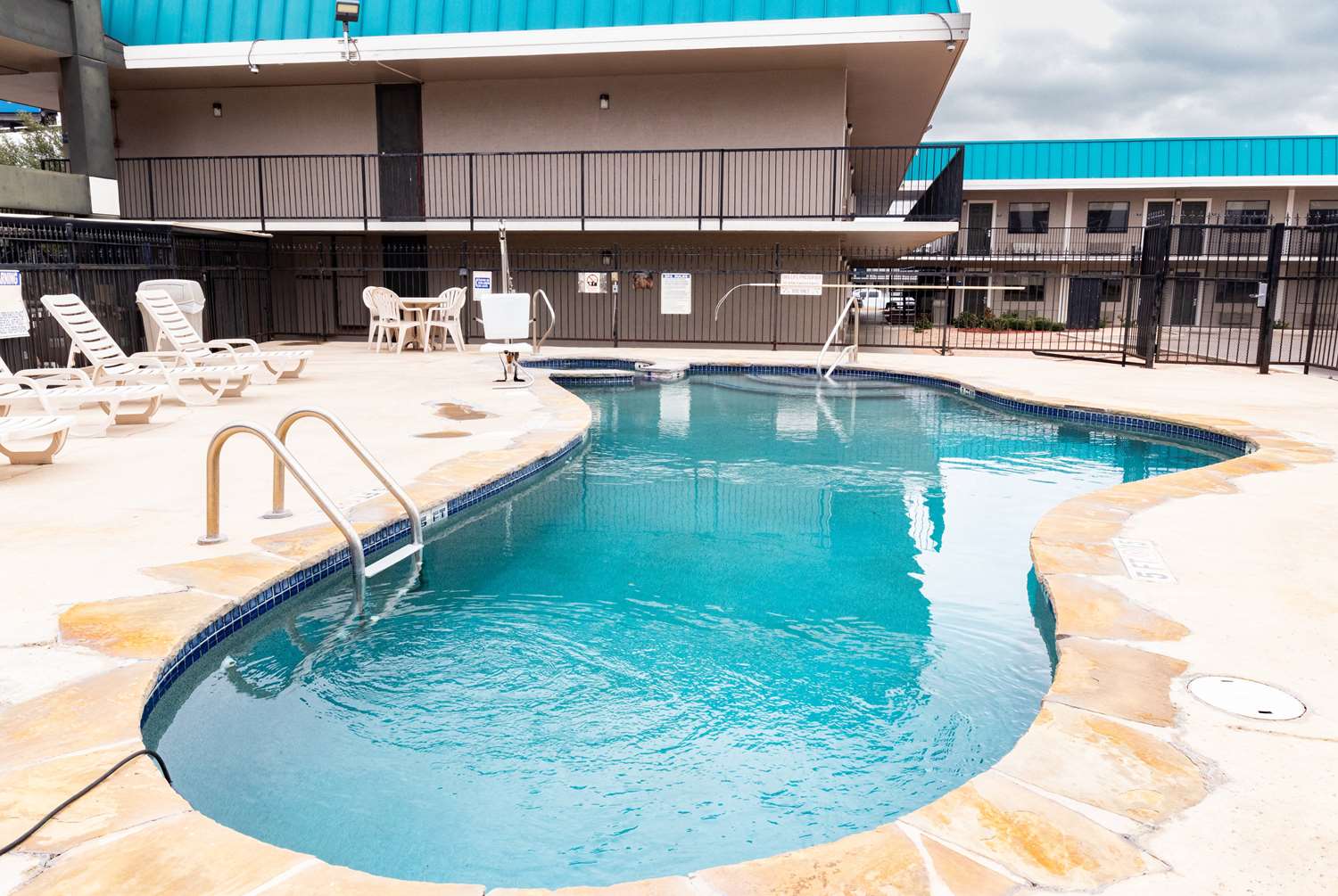 Days Inn by Wyndham Central San Antonio NW Medical Center 37/40