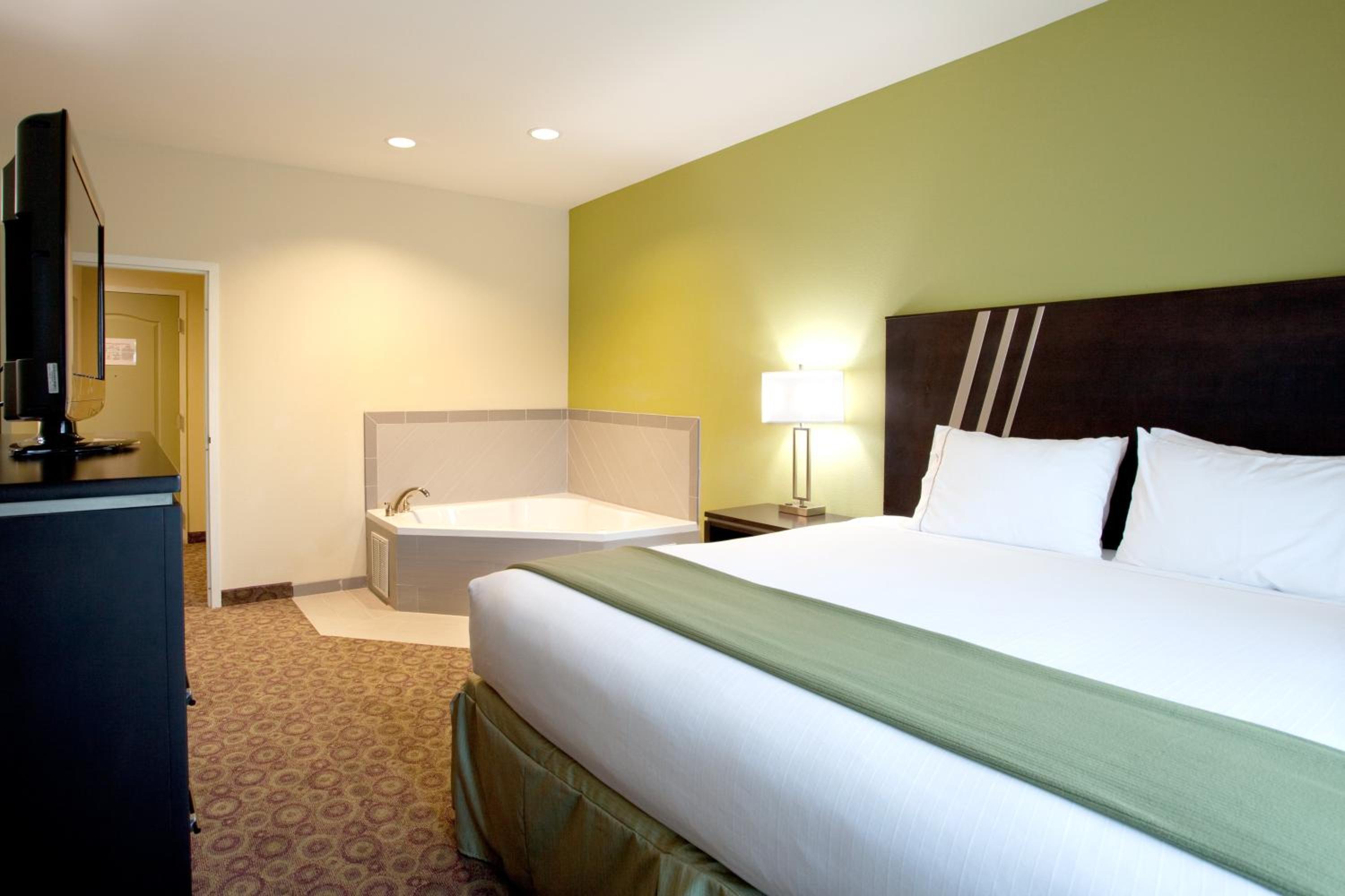 جناح ديلوكس بسرير كينج، Holiday Inn Express & Suites Clemson - Univ Area 2/4