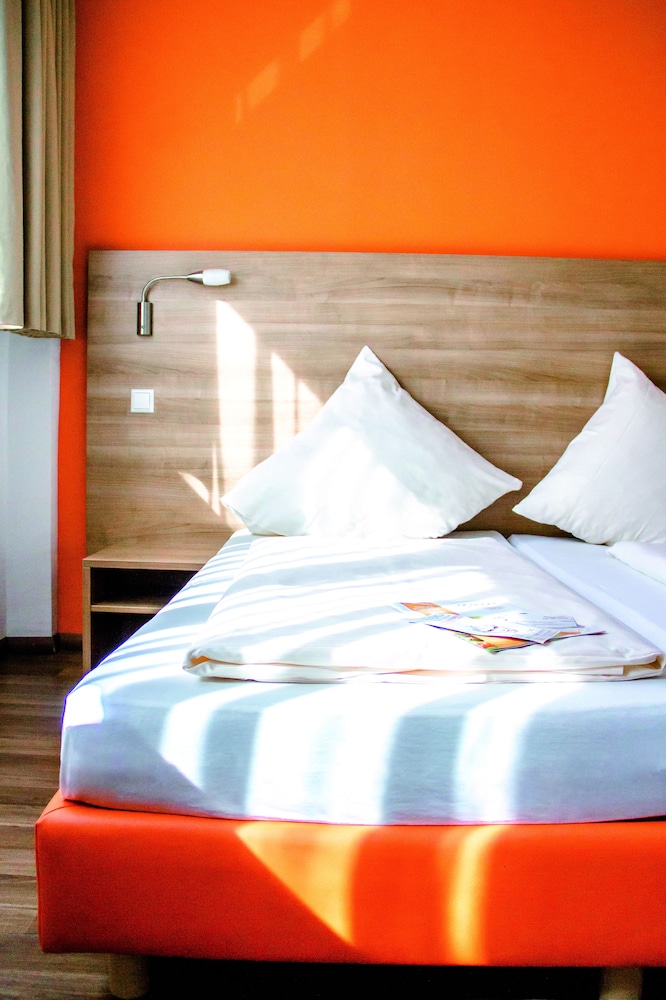 Orange Hotel Und Apartments 9/36