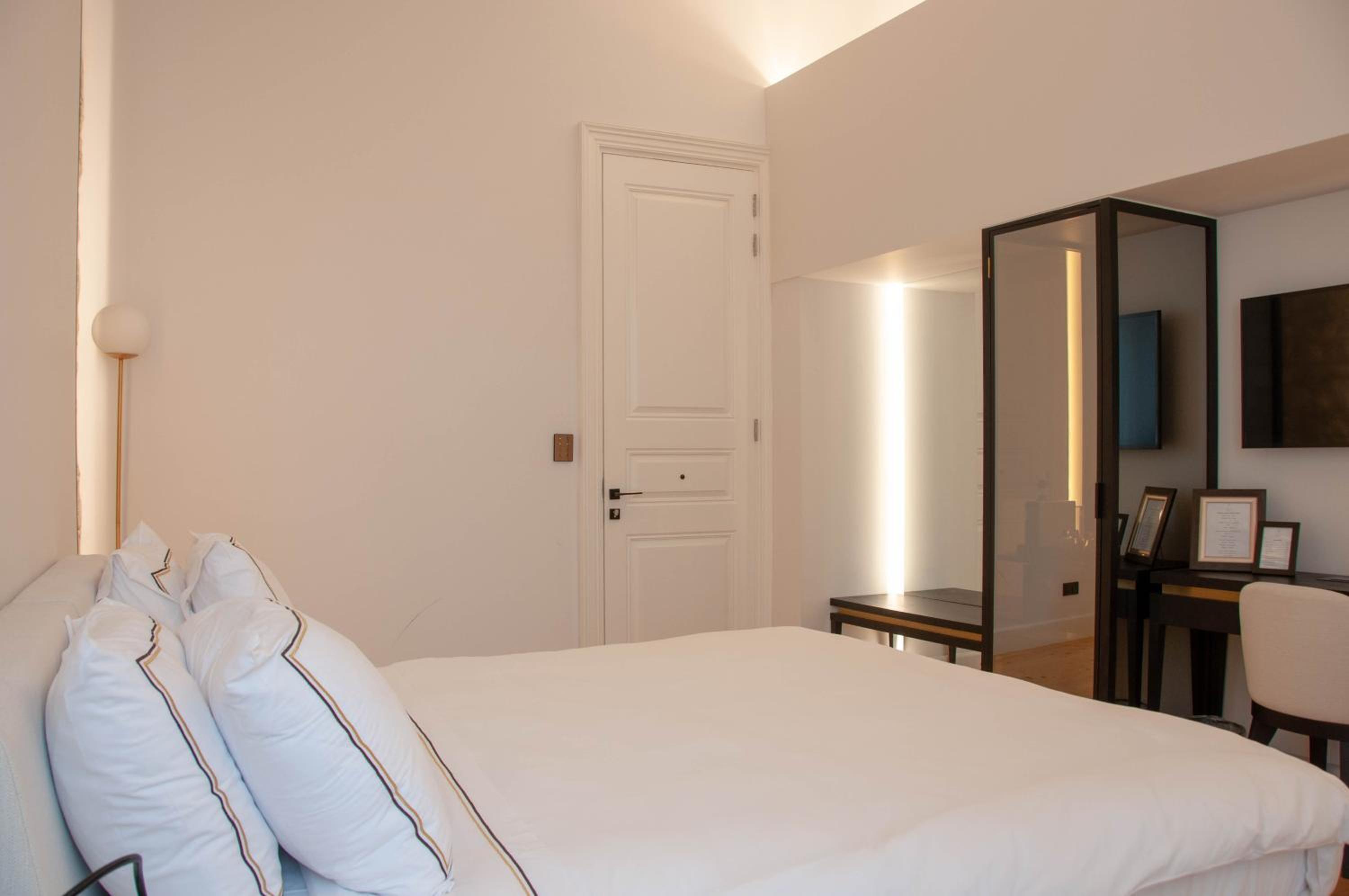 DELUXE, DOUBLE OR TWIN BED