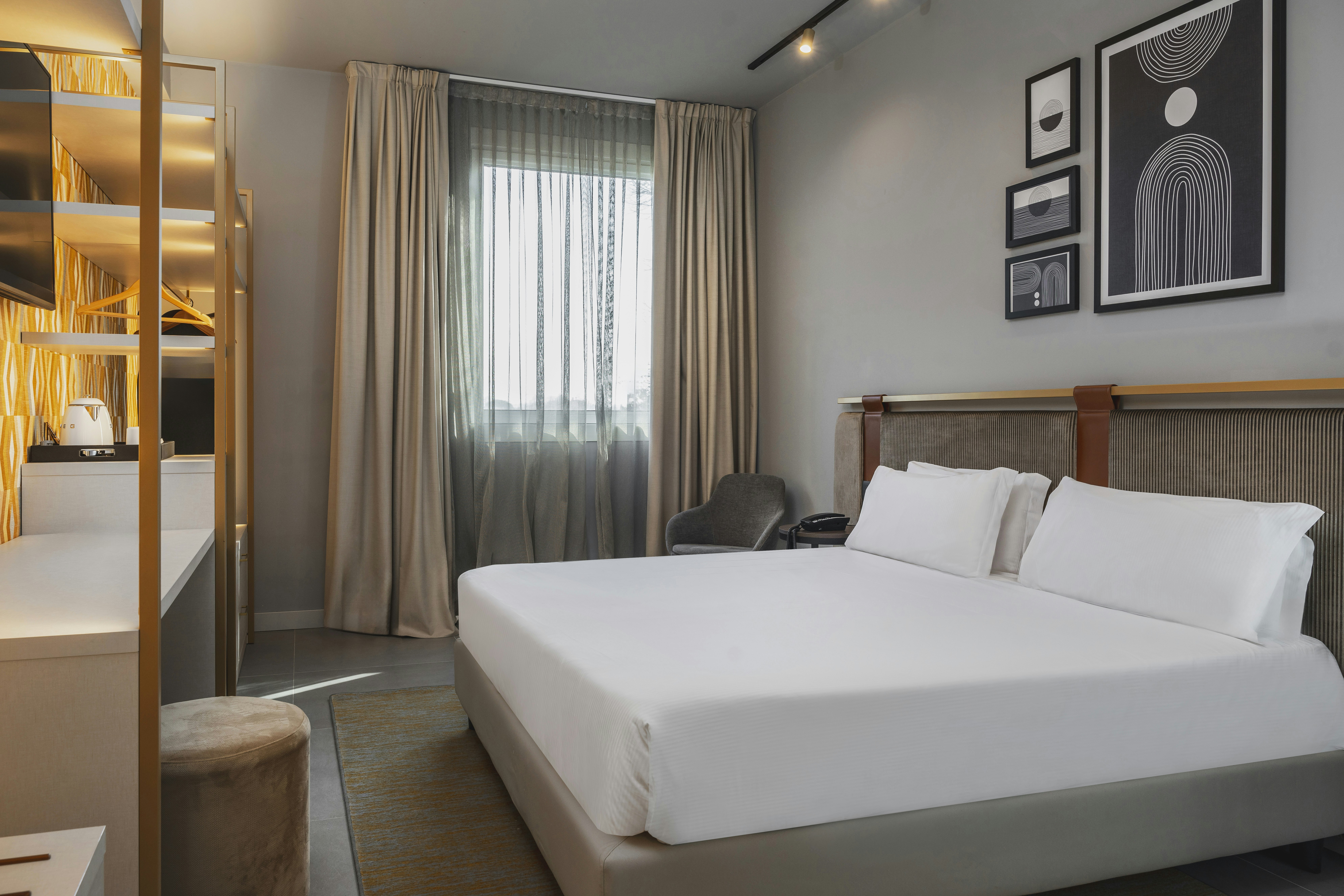 ROOM, KING BED, SOFA