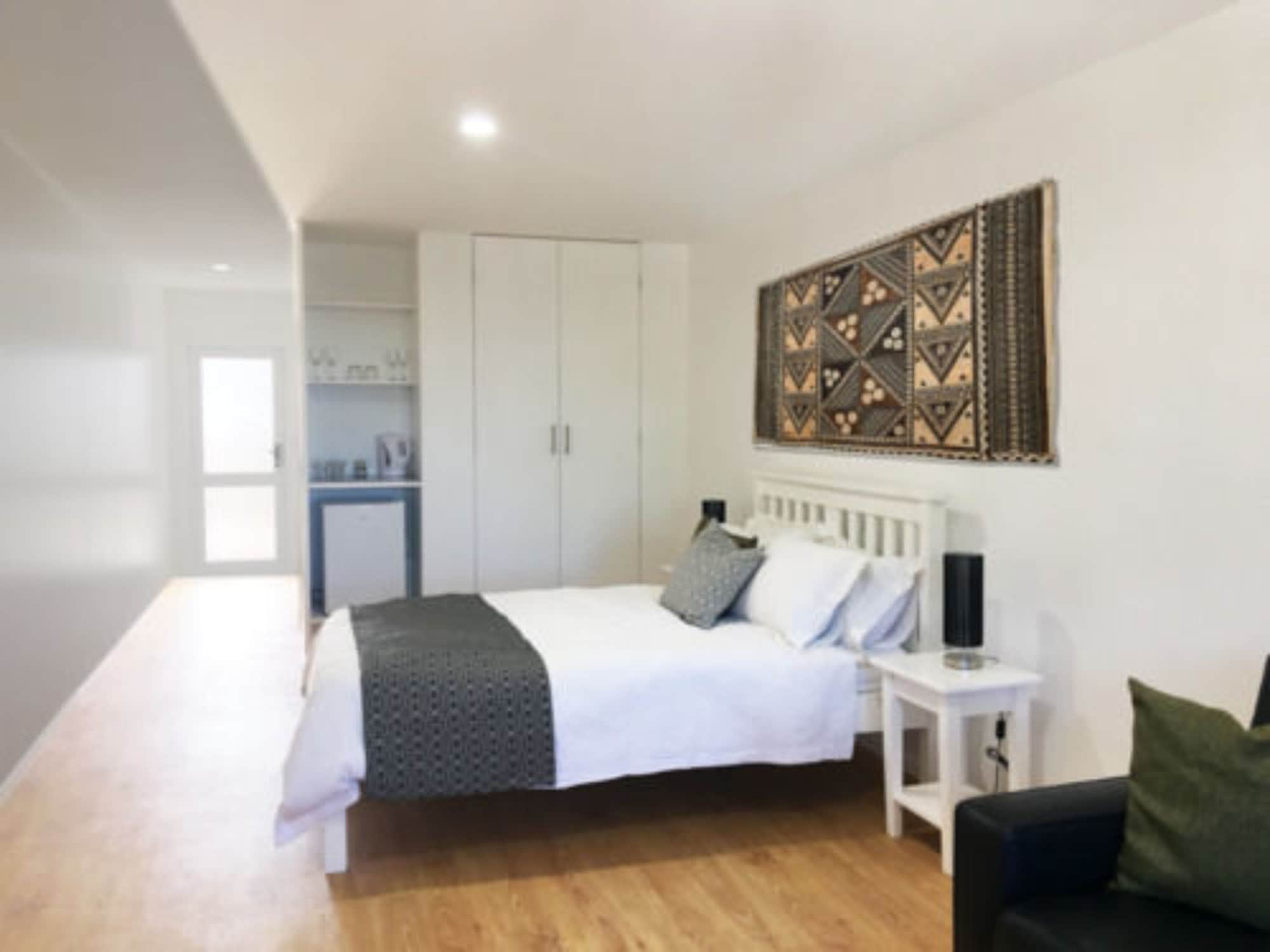 Deluxe, Queen Bed, Sofa