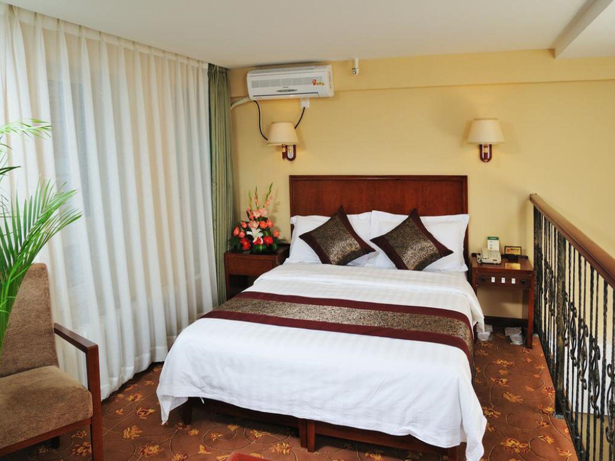 LOFT ROOM WITH QUEEN BED