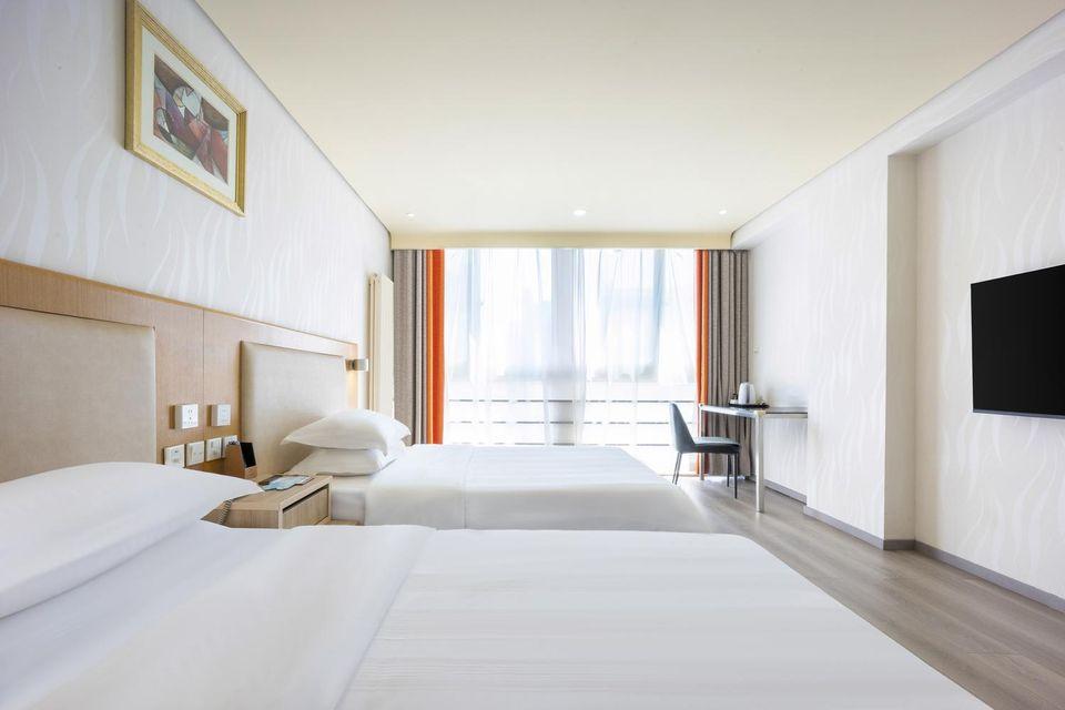Sunshine, Twin Beds