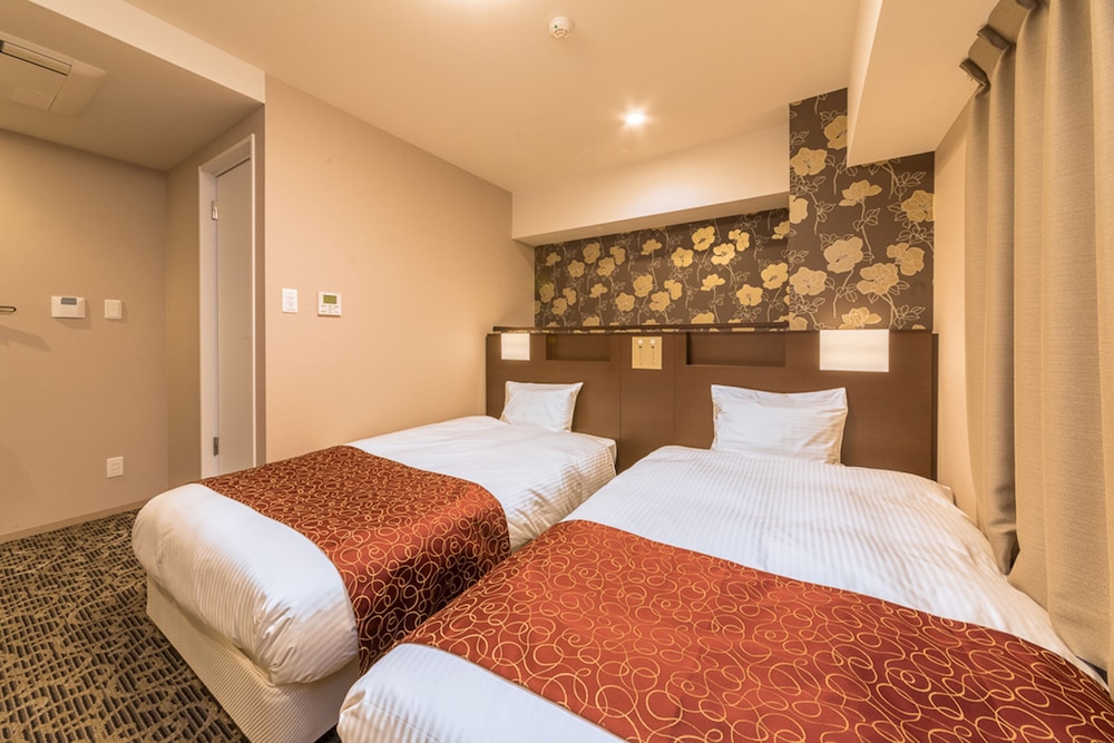 ROOM, TWIN BEDS
