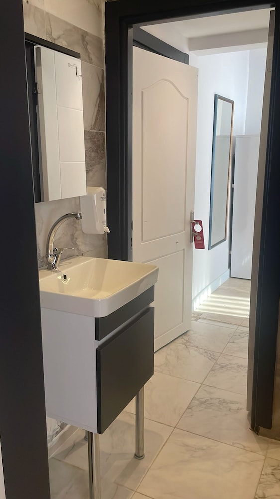 Royal Garden Suite Hotel 7/45