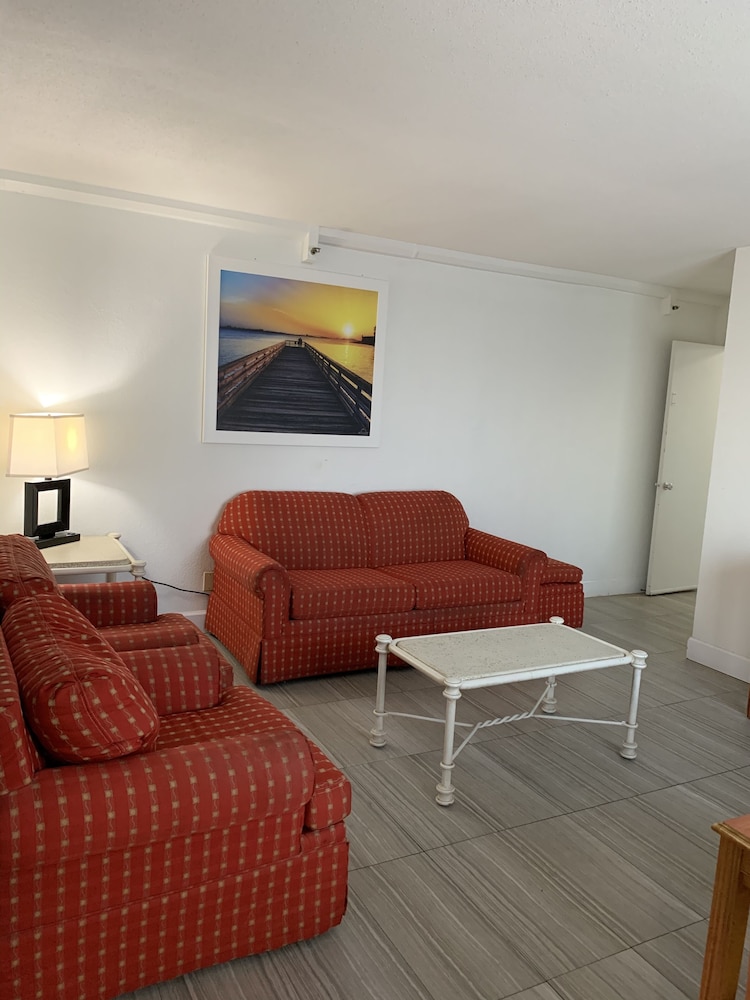 Arya Blu Inn and Suites (Ex Days Inn Ormond Beach Mainsail Oceanfront) 32/43