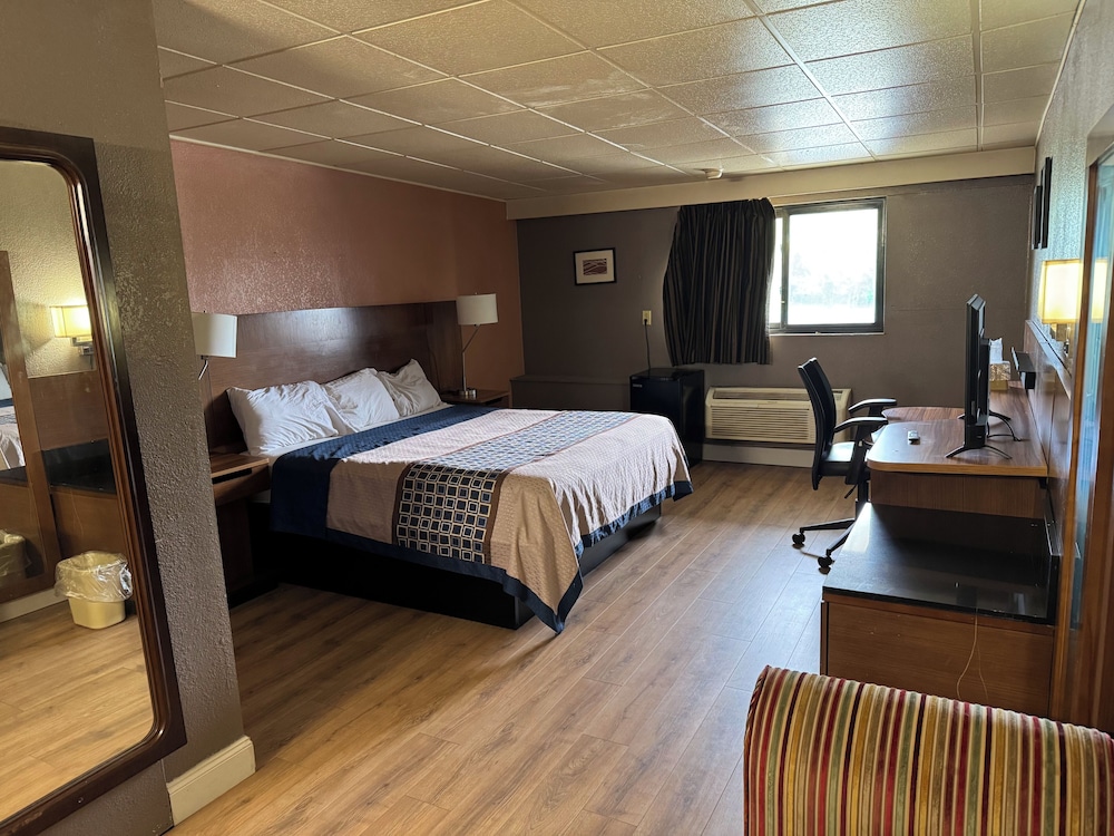 Economy Inn North Randall 16/49
