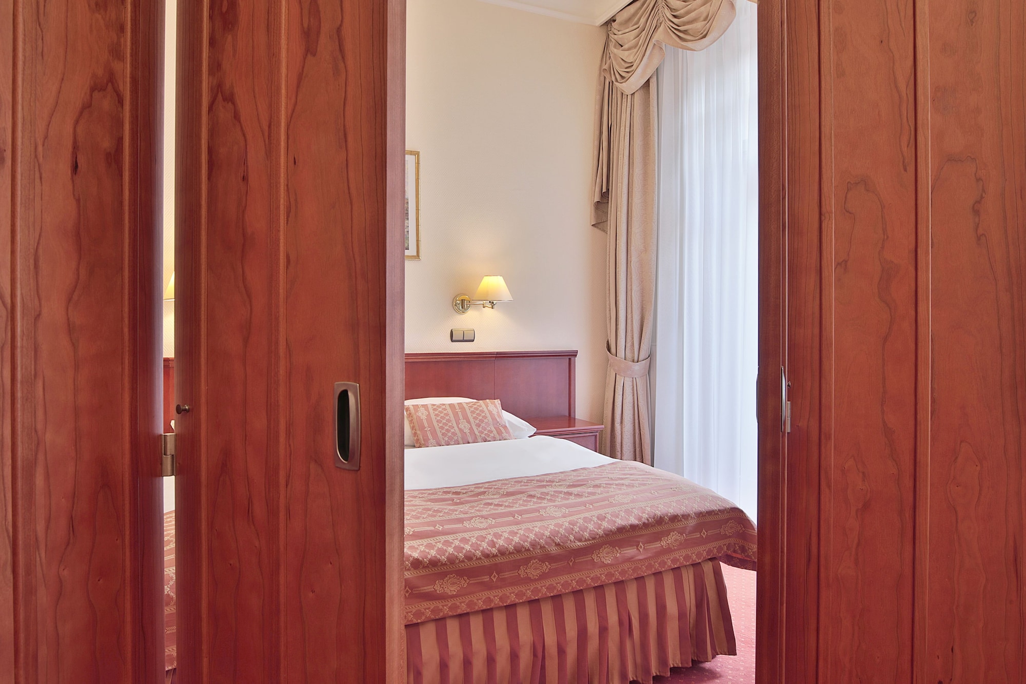 SUITE, QUEEN BED, SOFA