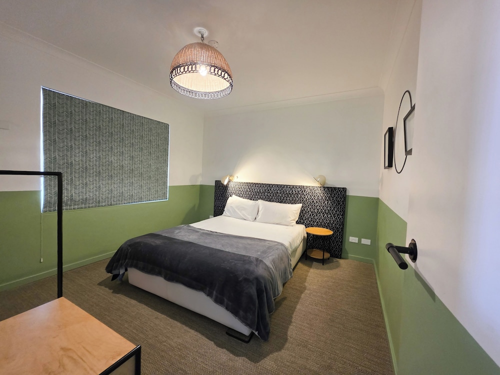 EL TORO MOTOR INN 23/56