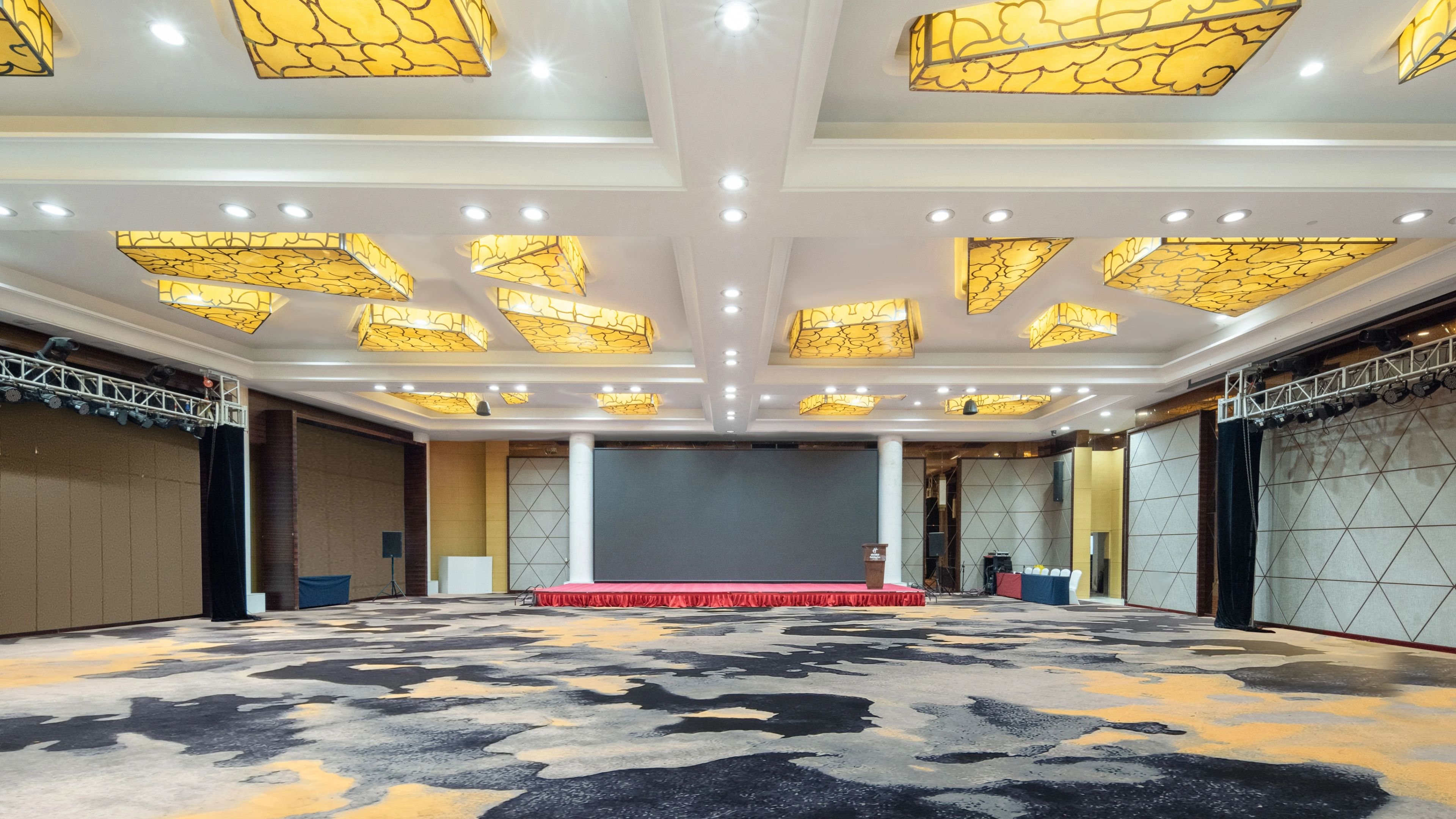 HOLIDAY INN SHIJIAZHUANG CENTRAL 71/77