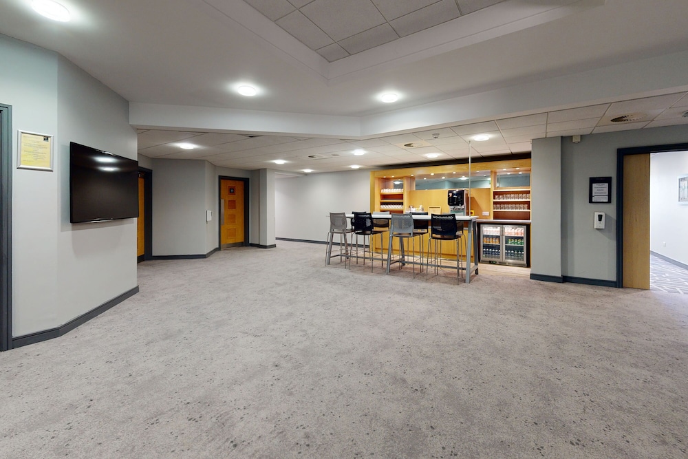 Village Hotel Club Bournemouth 76/81