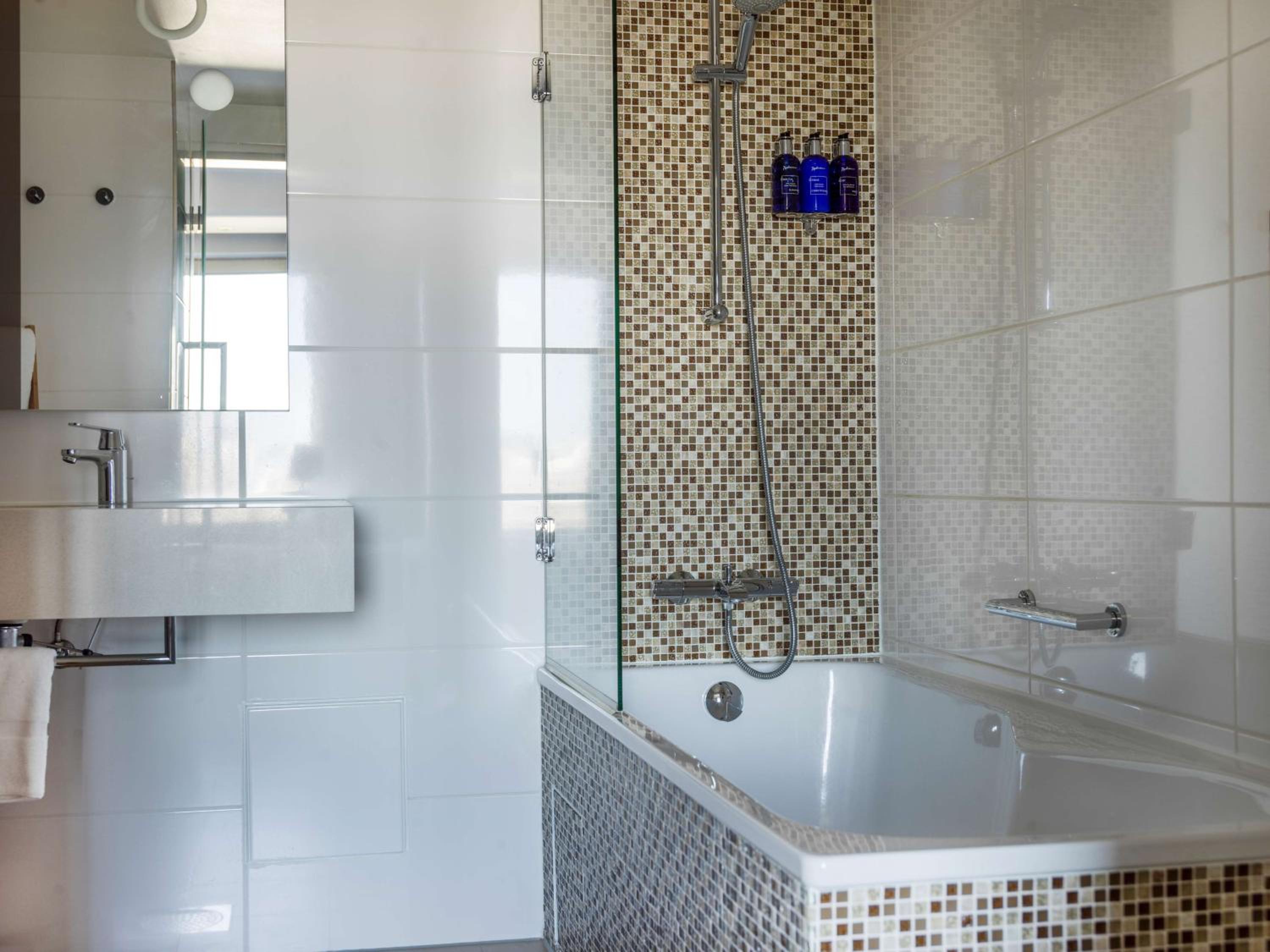 Suite, Queen Bed, Sauna، Radisson Blu Arlandia 3/3