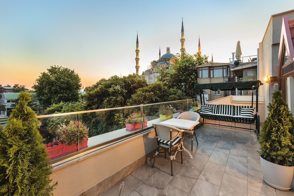 Obelisk Hotel & Suites 56/63