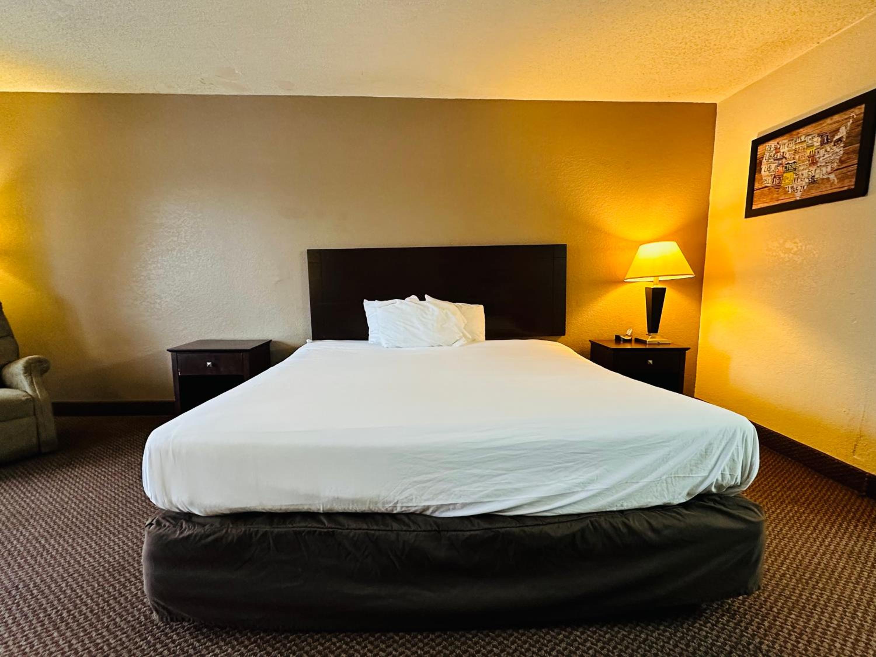 Room, Queen Bed, Exterior Entrance، Econo Lodge Kannapolis - Concord 7/10
