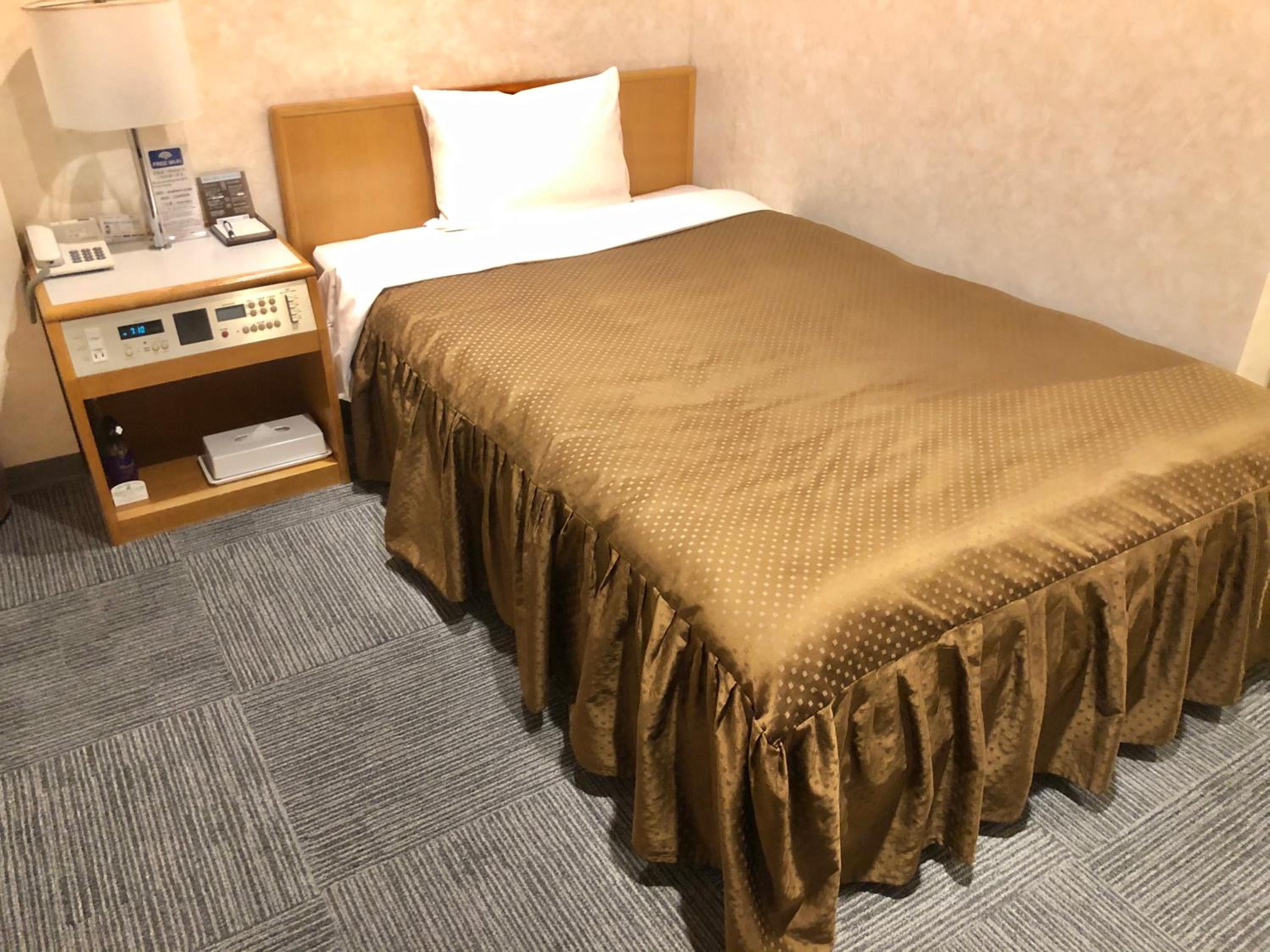 ROOM, SINGLE