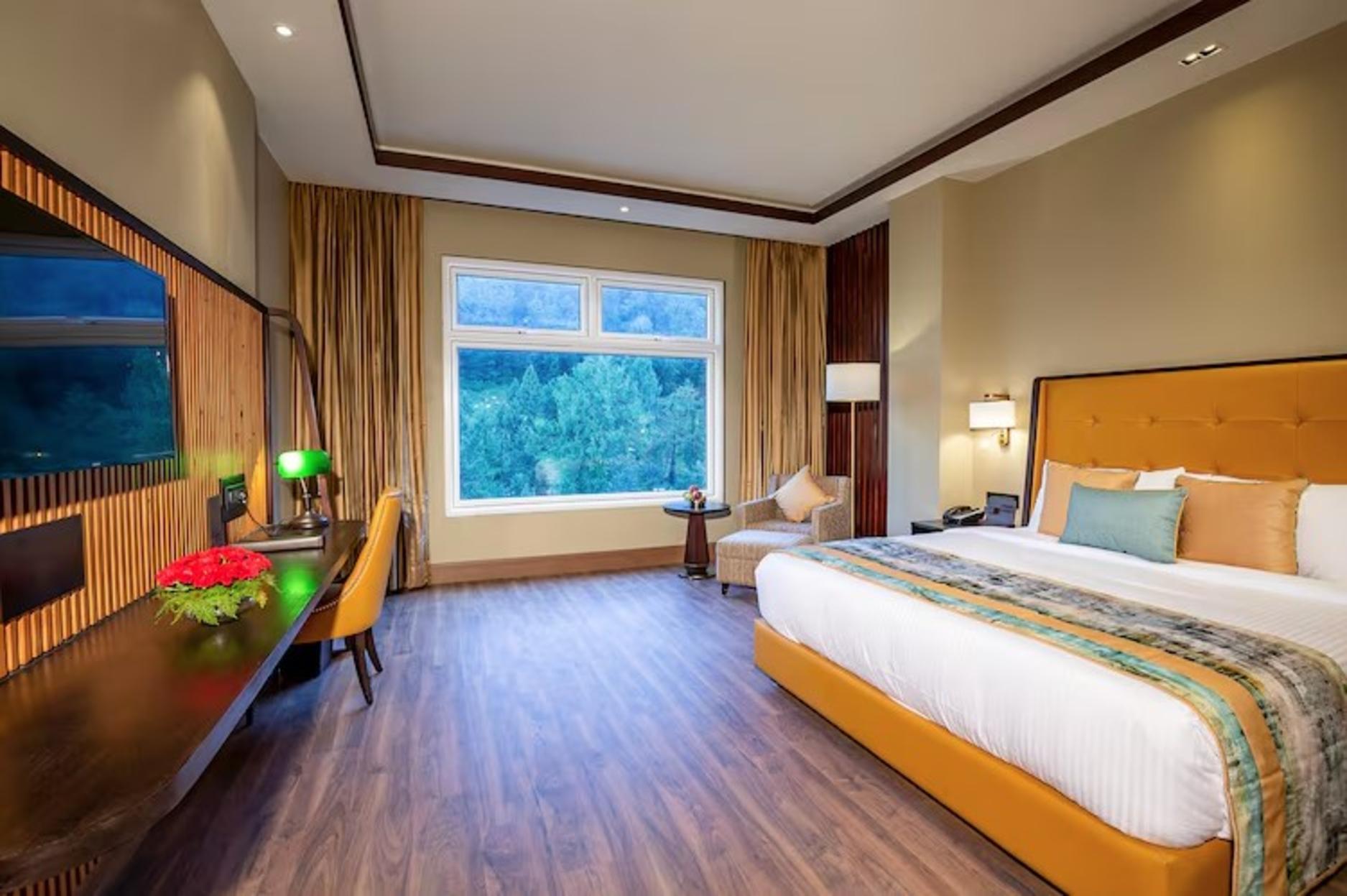 Deluxe, King Bed, Pine View