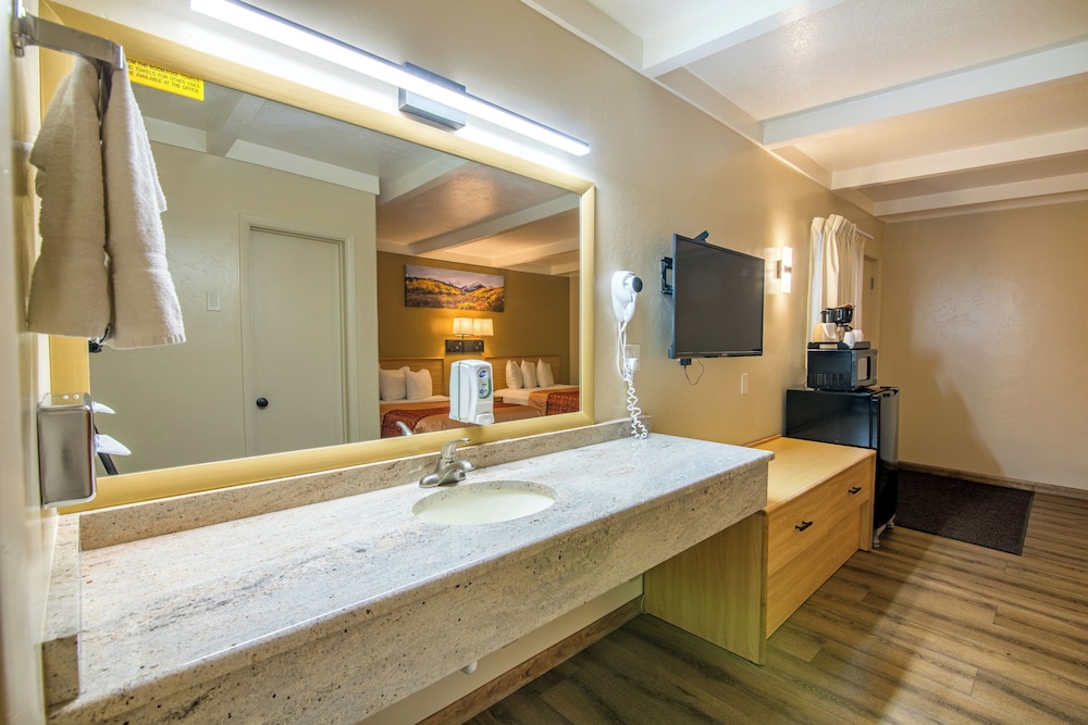 Glenwood Springs Cedar Lodge 48/48