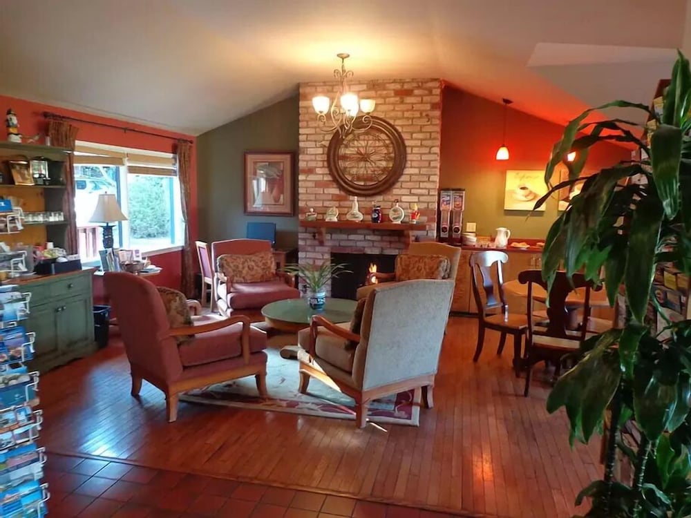 Pacific Gardens Inn 32/64