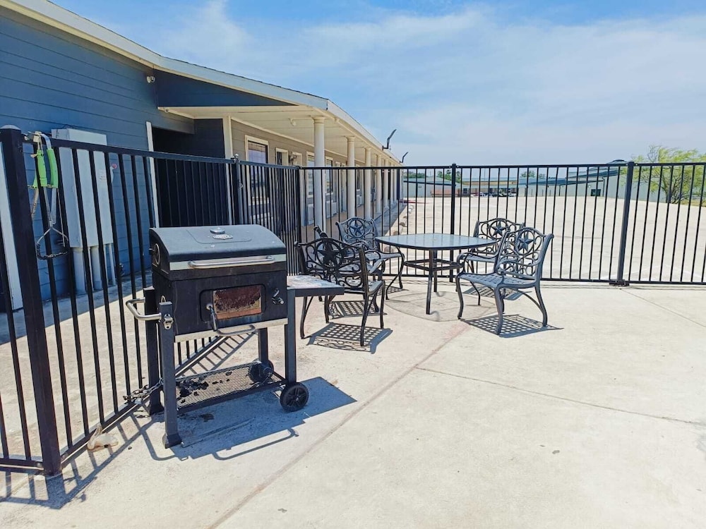 Hotel O Bien Venido Pearsall I-35 8/17