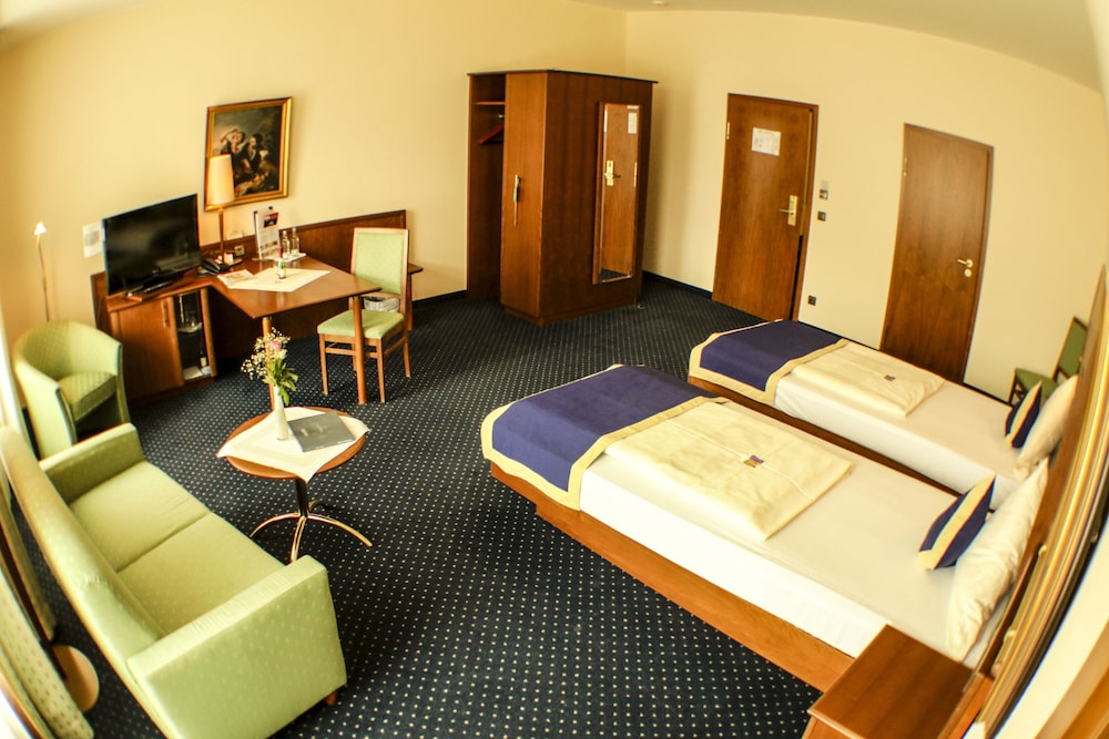 Victoria Hotel 27/50