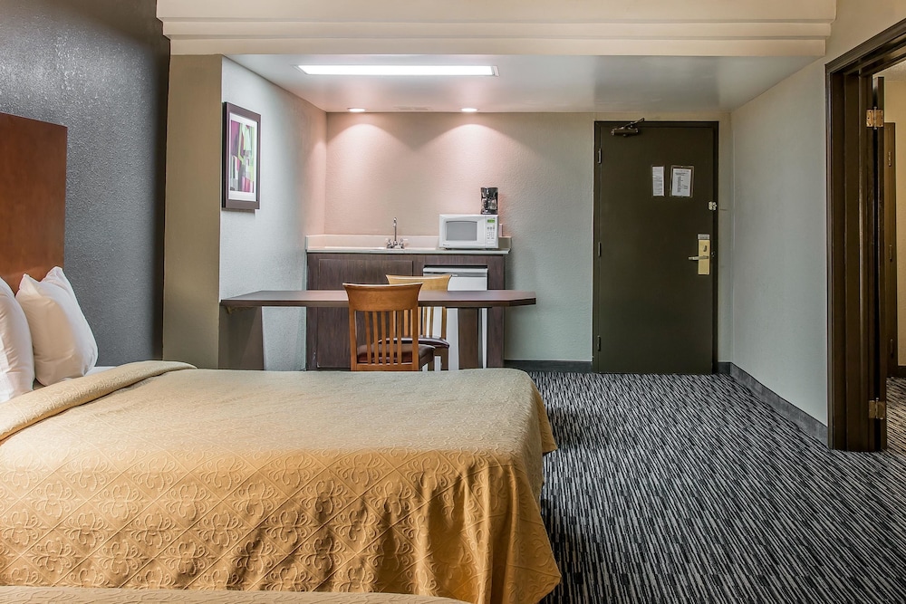 Quality Inn & Suites Livonia - Detroit 18/38