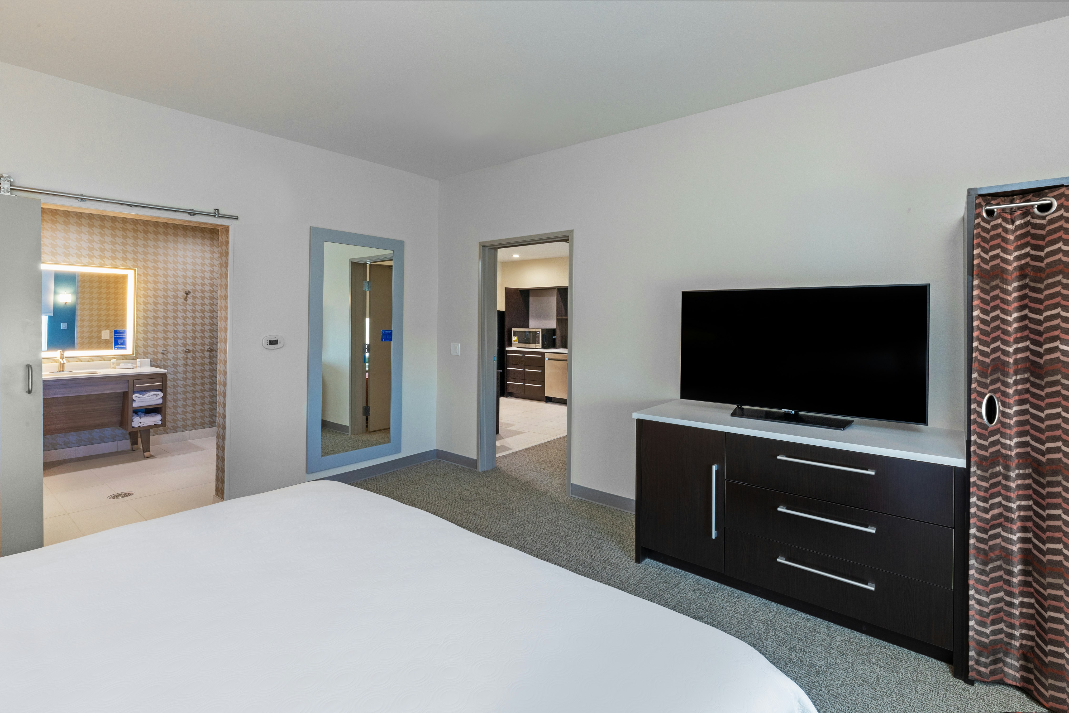 SUITE, KING BED, ACCESSIBLE