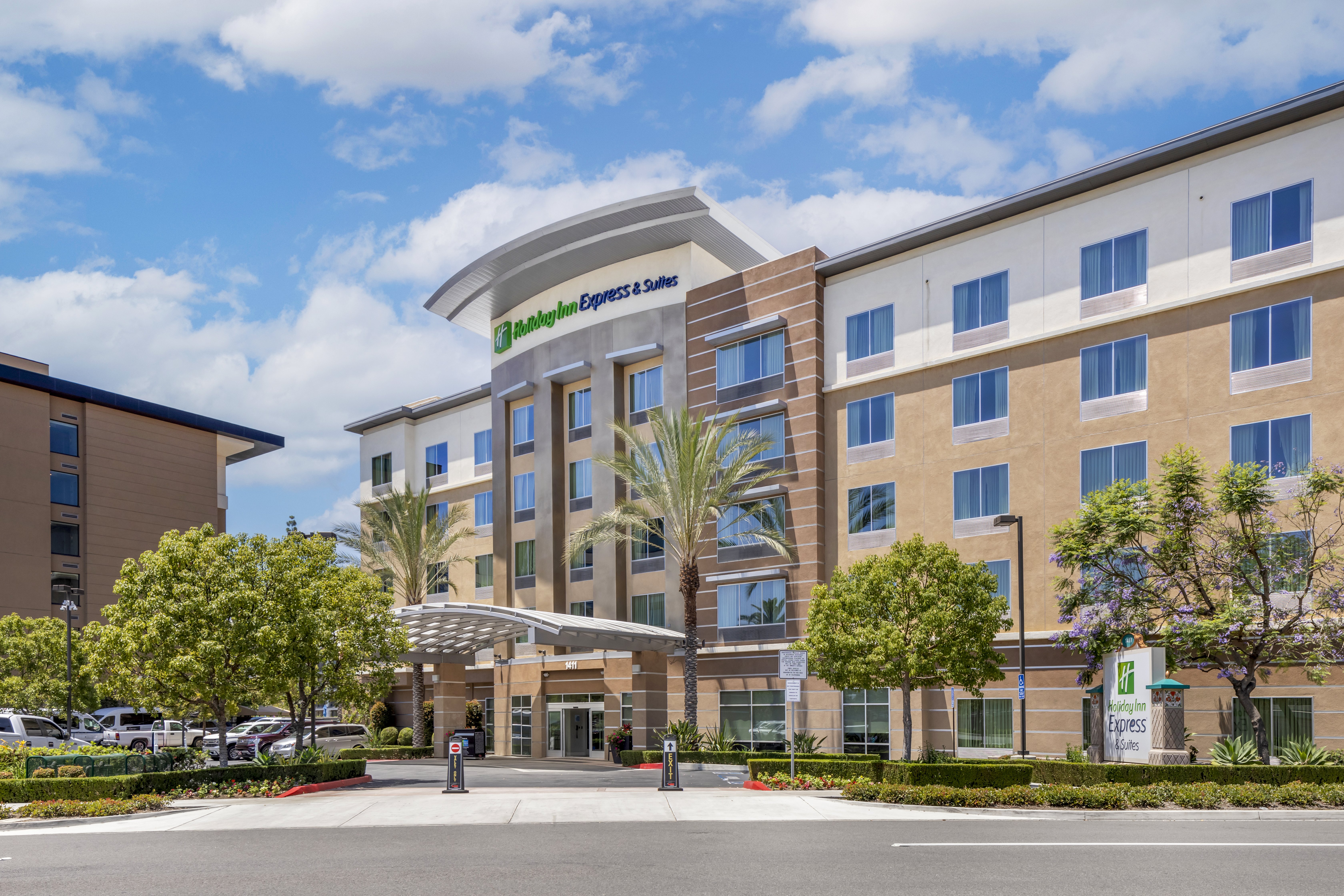 Holiday Inn Express & Suites Anaheim Resort Area 55/58