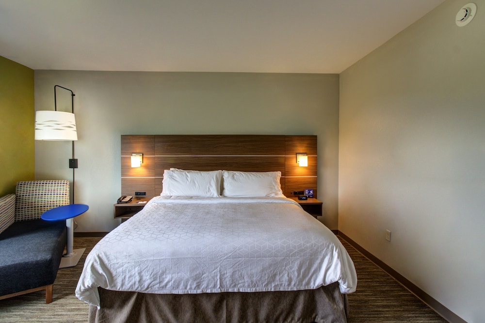 HOLIDAY INN EXPRESS FORT WALTON BEACH CENTRAL 27/47