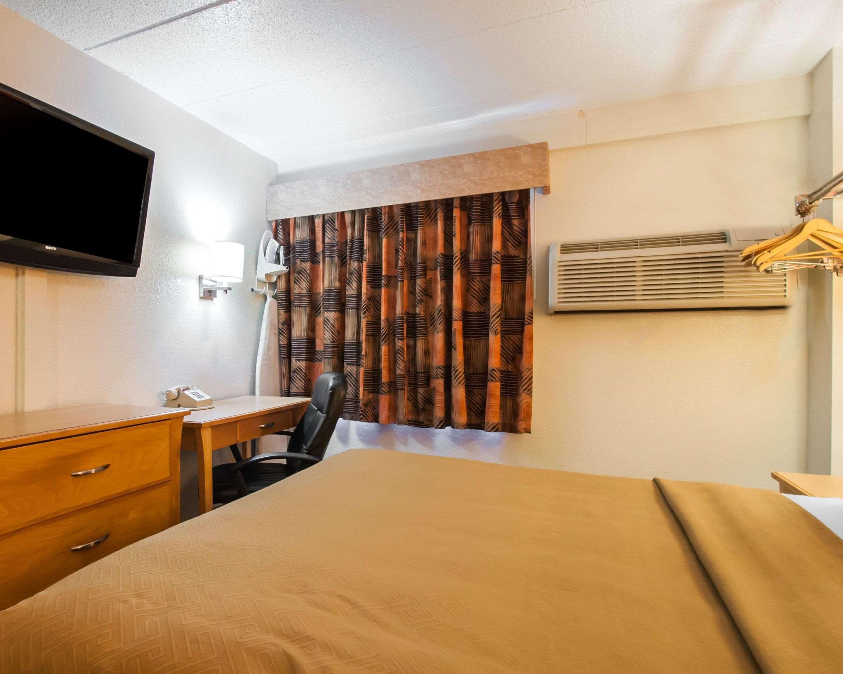 ROOM, QUEEN BED