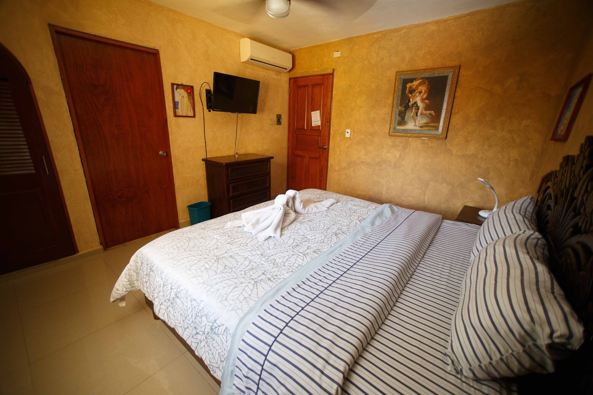 STANDARD, KING BED