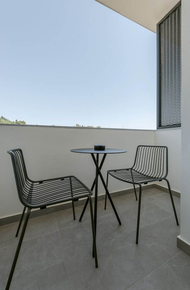 Bitzaro Hotel 8/50