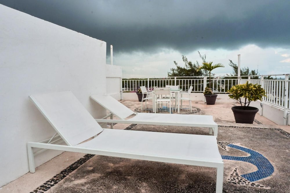 Hotel Del Sol 24/47