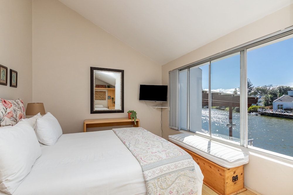 غرفة كلاسيكية ثلاثية بسرير كوين وسرير فردي بإطلالة على البحيرة، Admiralty B&B 2/4