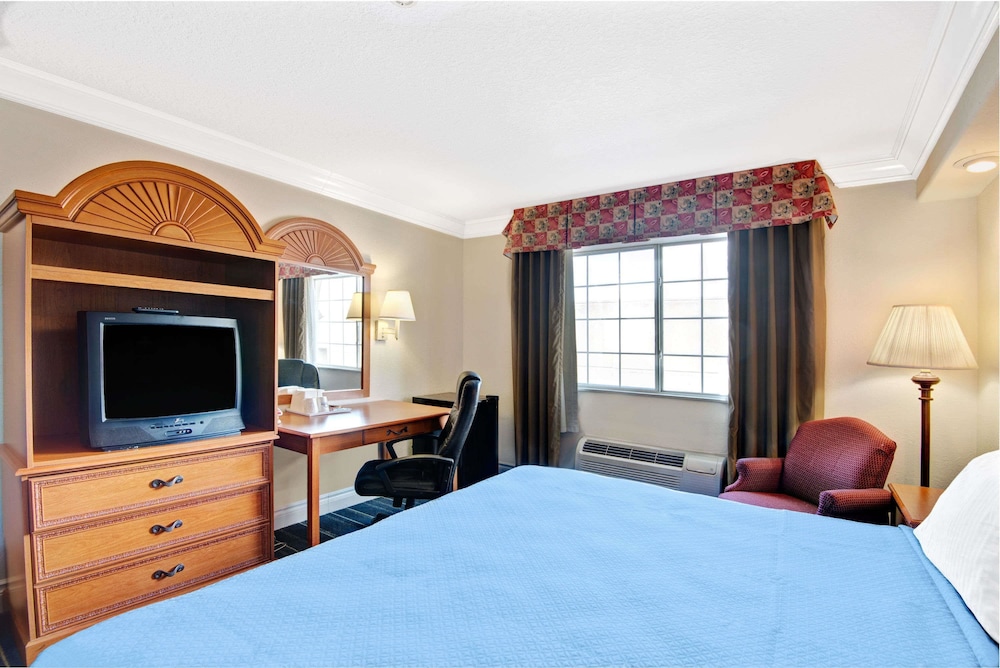 Days Inn by Wyndham San Antonio Airport 20/37