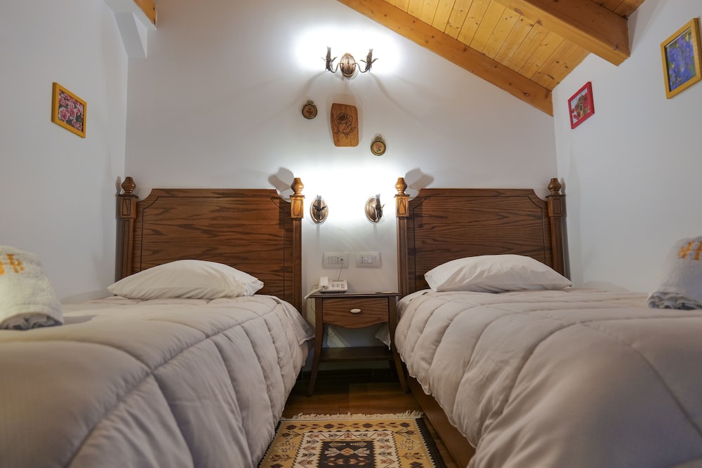 Bineri Hotel Gjirakastra 23/52