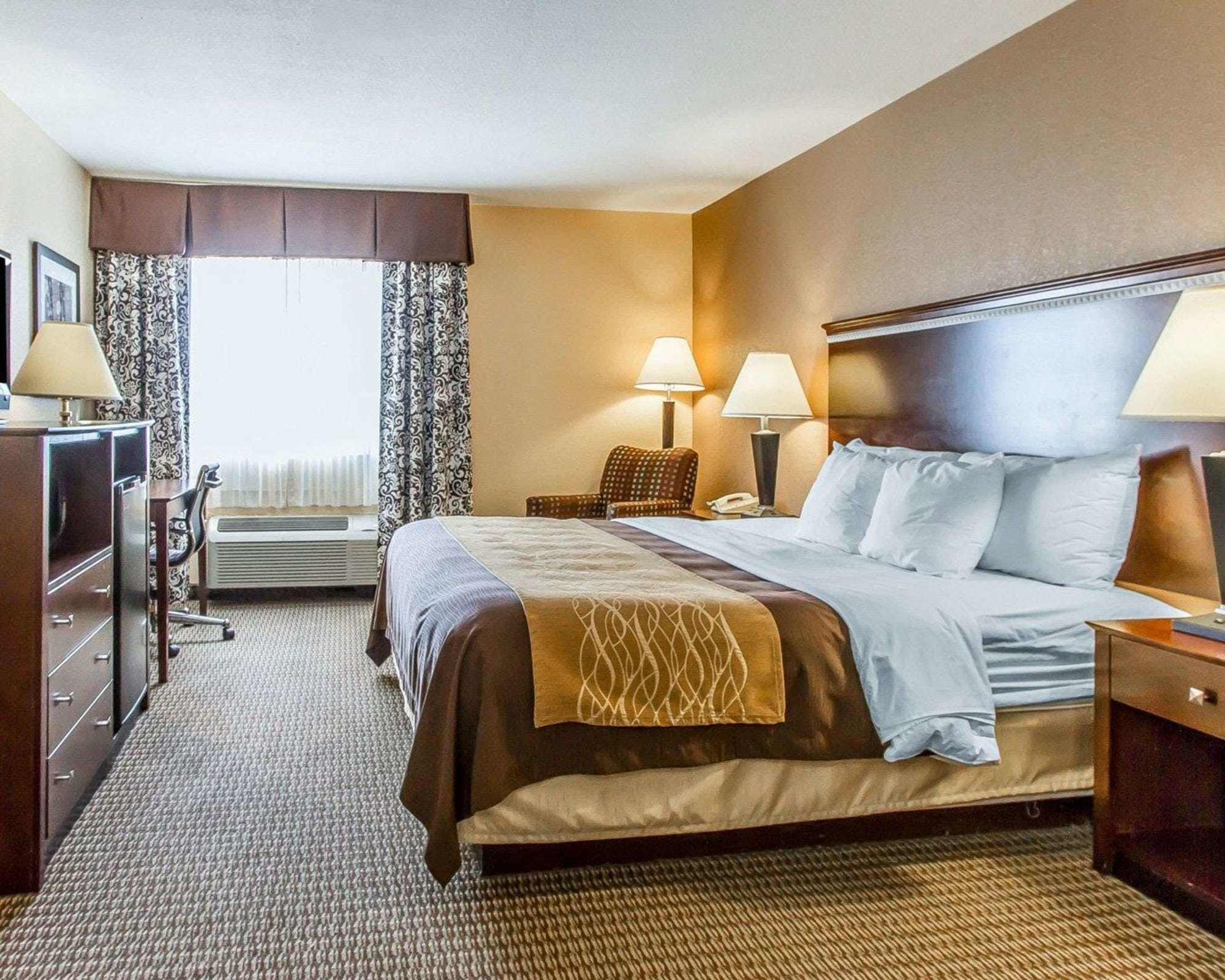 غرفة قياسية بسرير كينج، Quality Inn & Suites Mount Pleasant 2/8