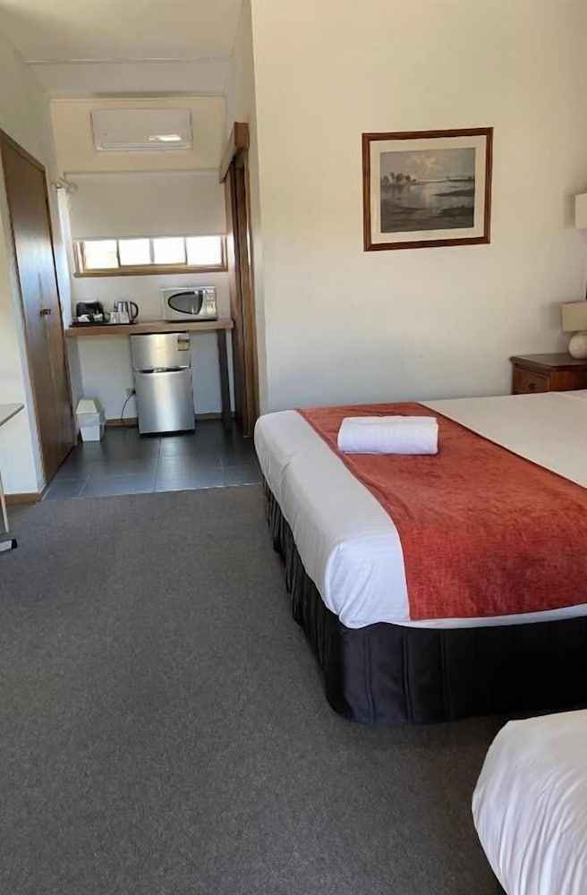 Tudor House Motor Inn 32/62