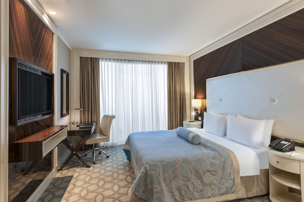 DELUXE, QUEEN BED